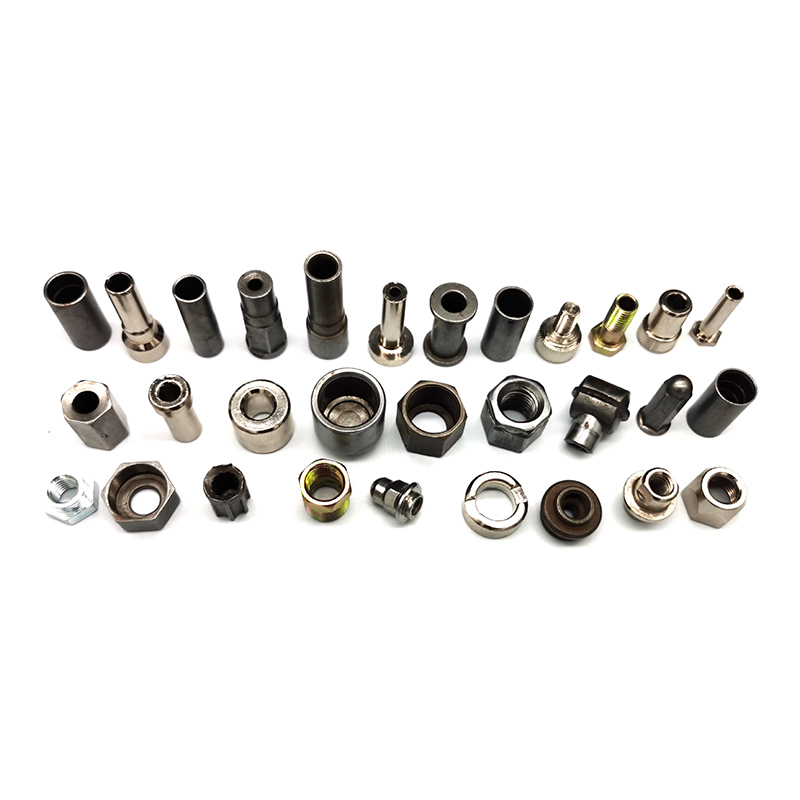 O que torna os prendedores frios e forjados essenciais em aplicações industriais?